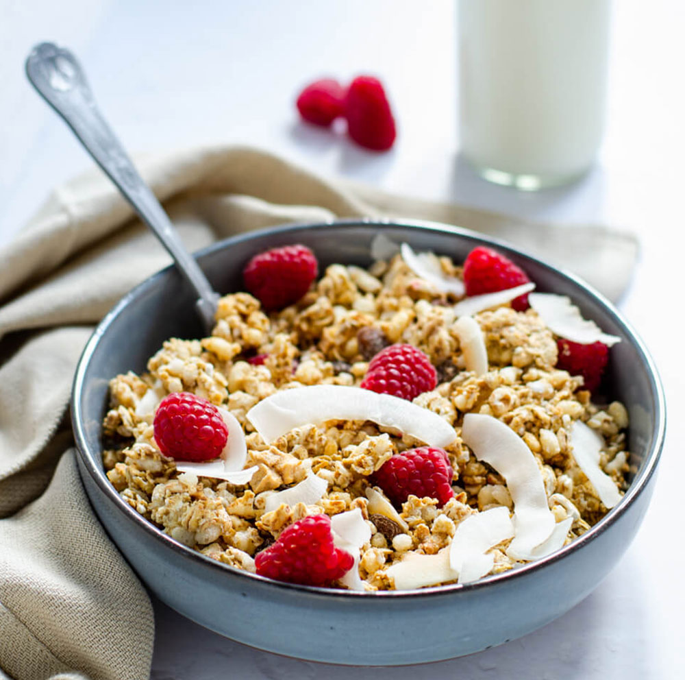 Granola con scaglie di cioccolato e frutta secca a basso contenuto di zuccheri